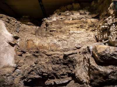 Continuiamo il nostro percorso e all�altezza del lato sud notiamo i resti di un muro e di quelle che dovevano essere delle colonne del tempio del X secolo